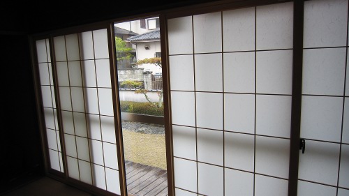525