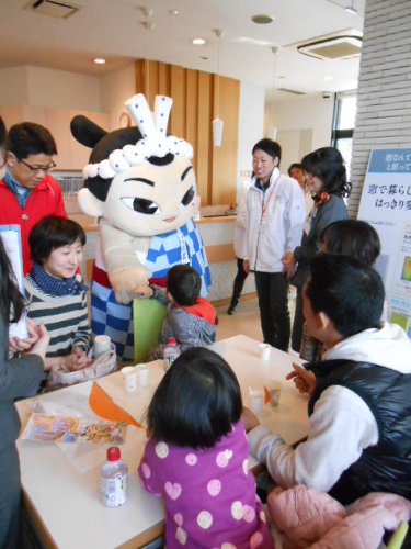 奈良県下市町のゆるキャラ「ごんたくん」がLIXIL奈良ショールームに登場。記念撮影でにぎわいました。