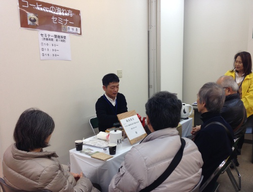 皆さんコーヒーの話を熱心に聞いておられました。このあと飲み比べも・・・