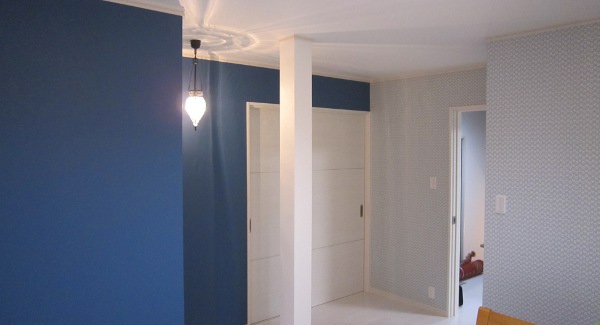 白を基調とした中に、アクセントクロスとアンティーク照明がお部屋の雰囲気を引き締めています。