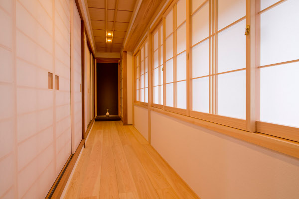 新設した母屋と離れをつなぐ渡り廊下。外部にあったトイレを室内に取り組むことができ、日常生活がより快適にお過ごし頂けるようになりました。